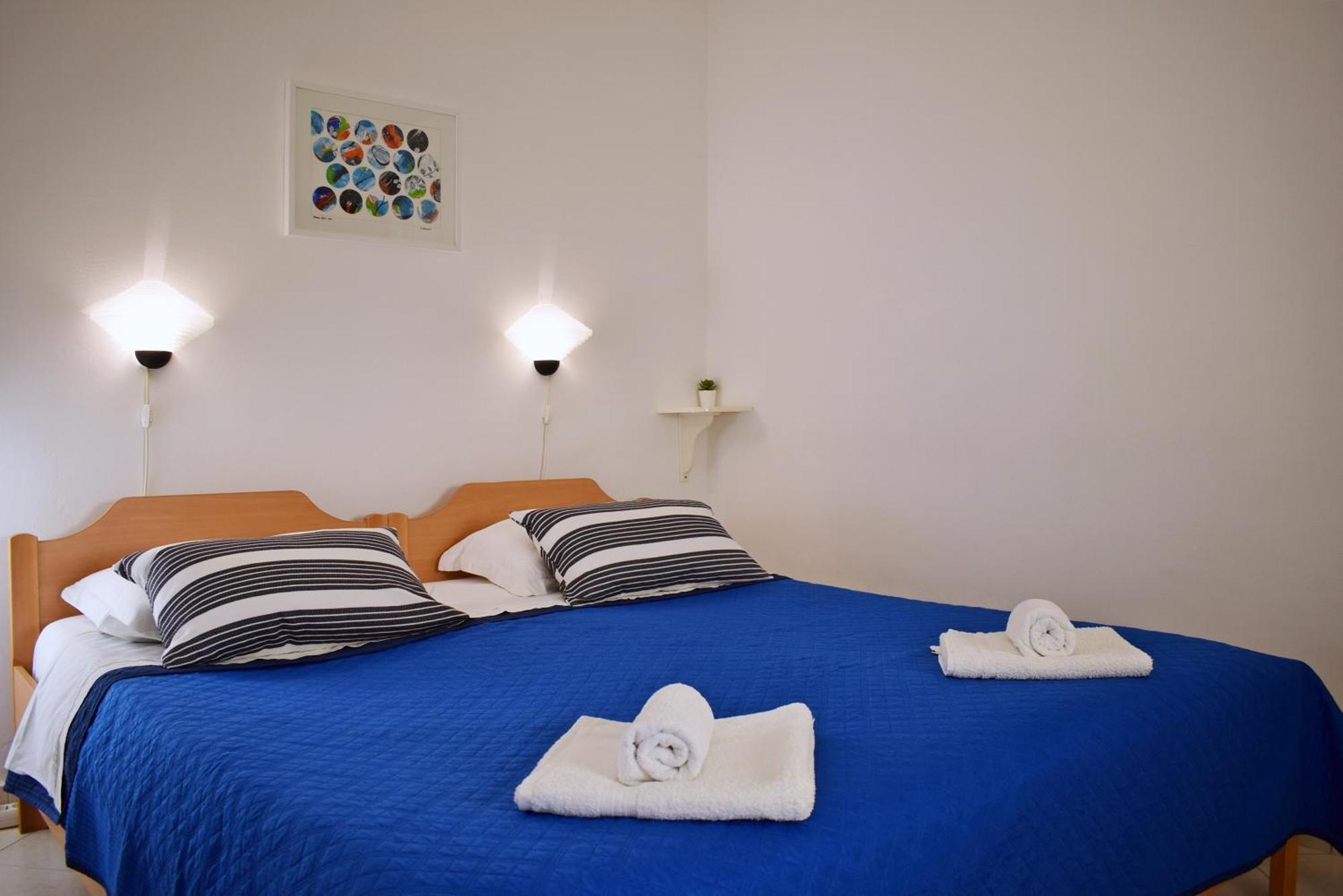 Lina Vrankovic Apartments ฮวาร์ ภายนอก รูปภาพ