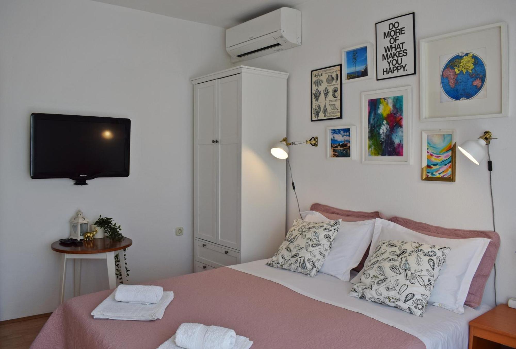Lina Vrankovic Apartments ฮวาร์ ภายนอก รูปภาพ