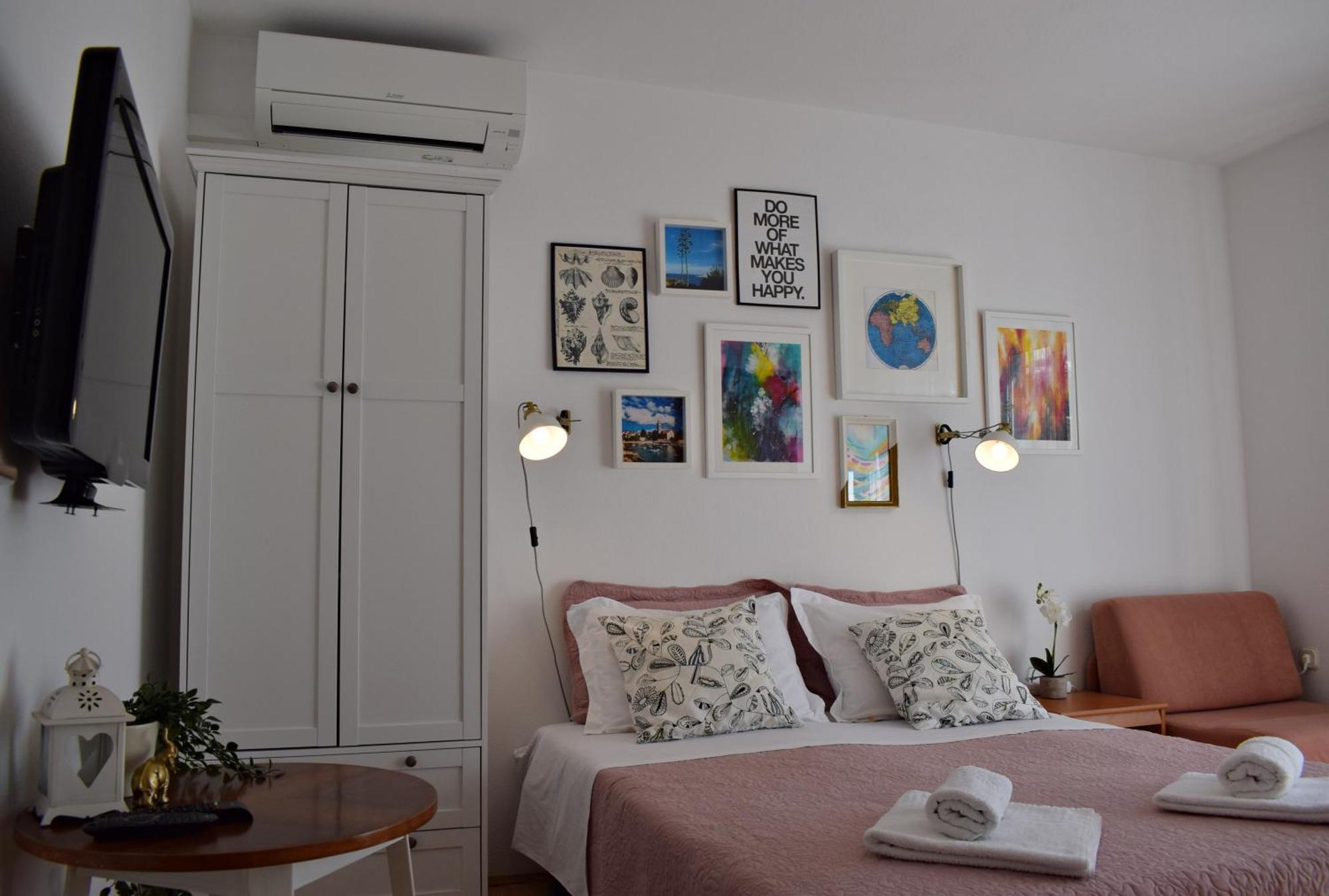 Lina Vrankovic Apartments ฮวาร์ ภายนอก รูปภาพ