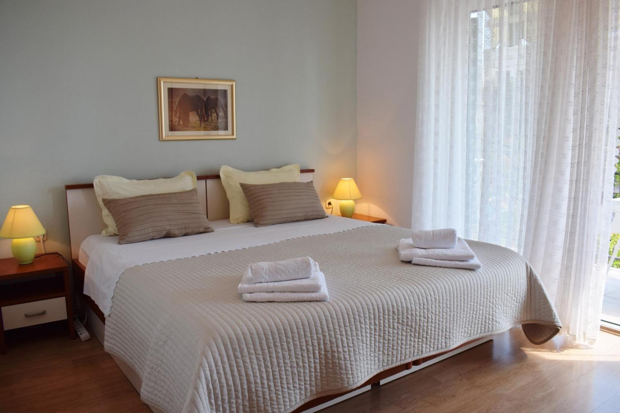 Lina Vrankovic Apartments ฮวาร์ ภายนอก รูปภาพ