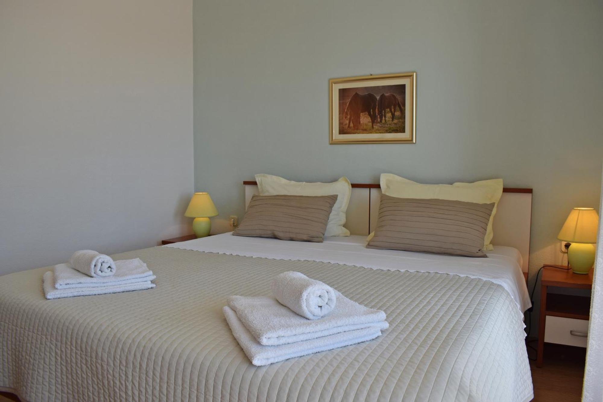 Lina Vrankovic Apartments ฮวาร์ ภายนอก รูปภาพ