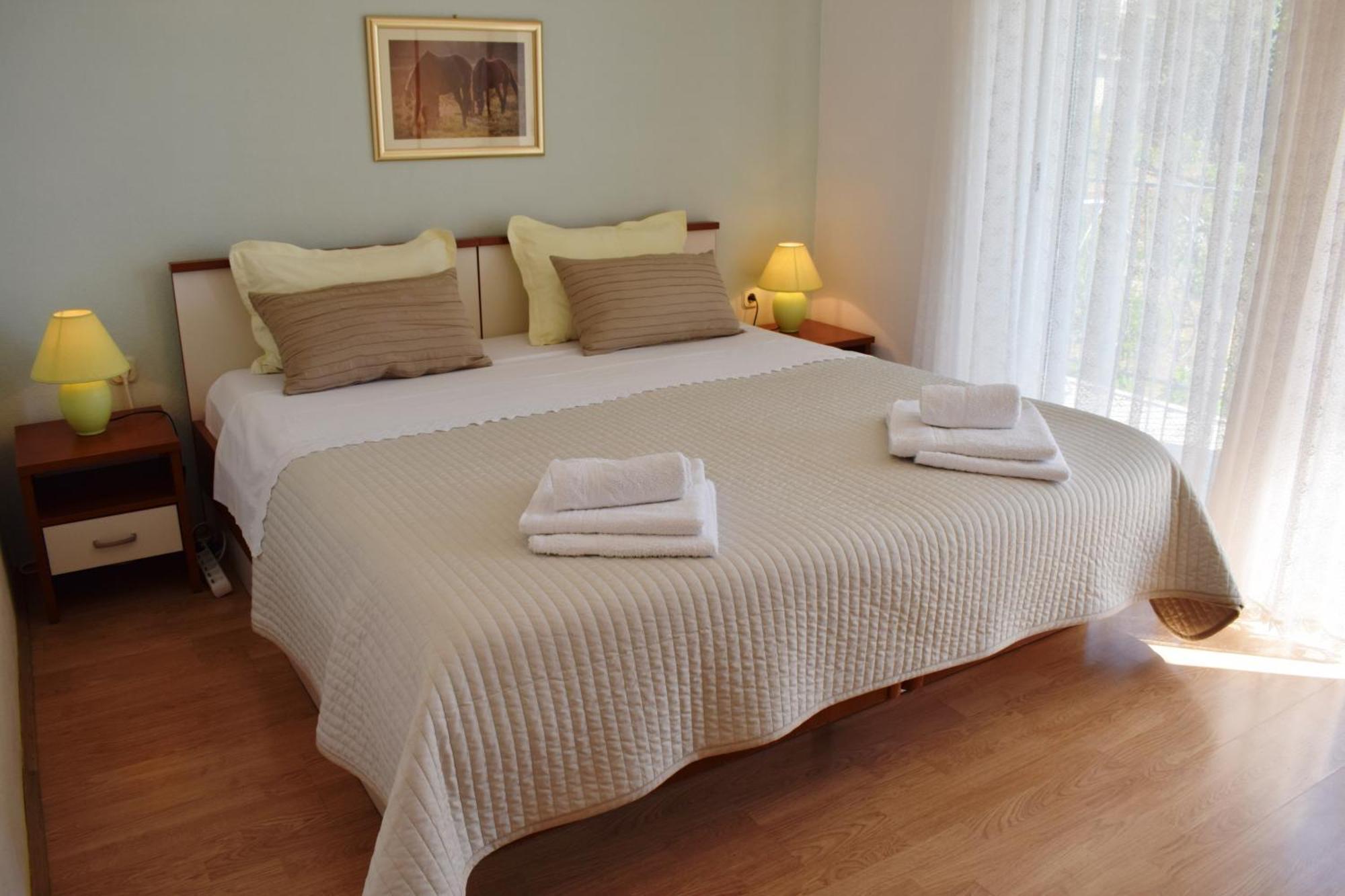 Lina Vrankovic Apartments ฮวาร์ ภายนอก รูปภาพ