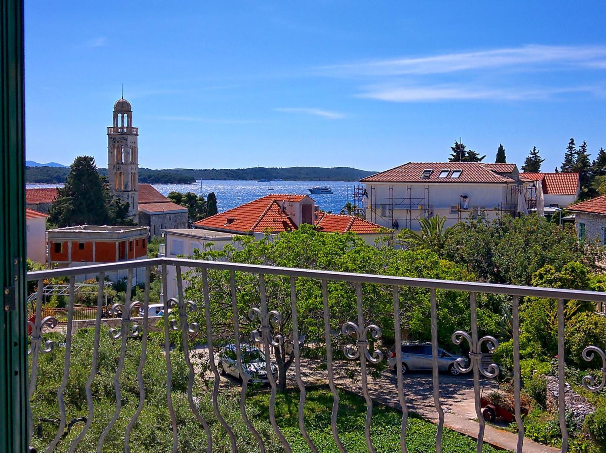 Lina Vrankovic Apartments ฮวาร์ ภายนอก รูปภาพ