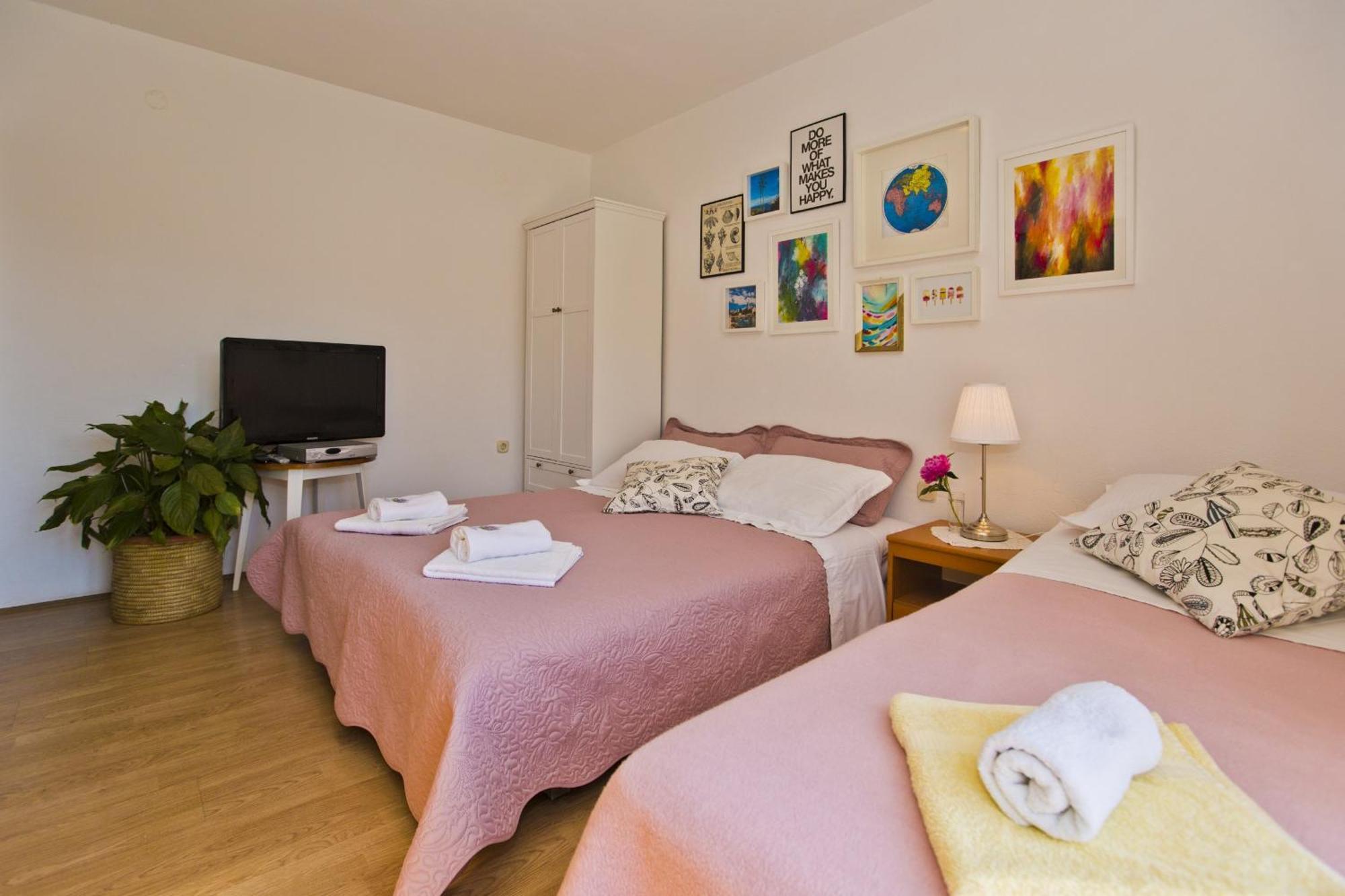 Lina Vrankovic Apartments ฮวาร์ ภายนอก รูปภาพ