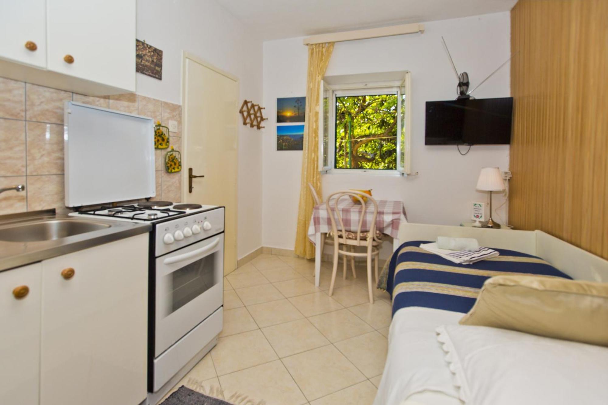 Lina Vrankovic Apartments ฮวาร์ ภายนอก รูปภาพ