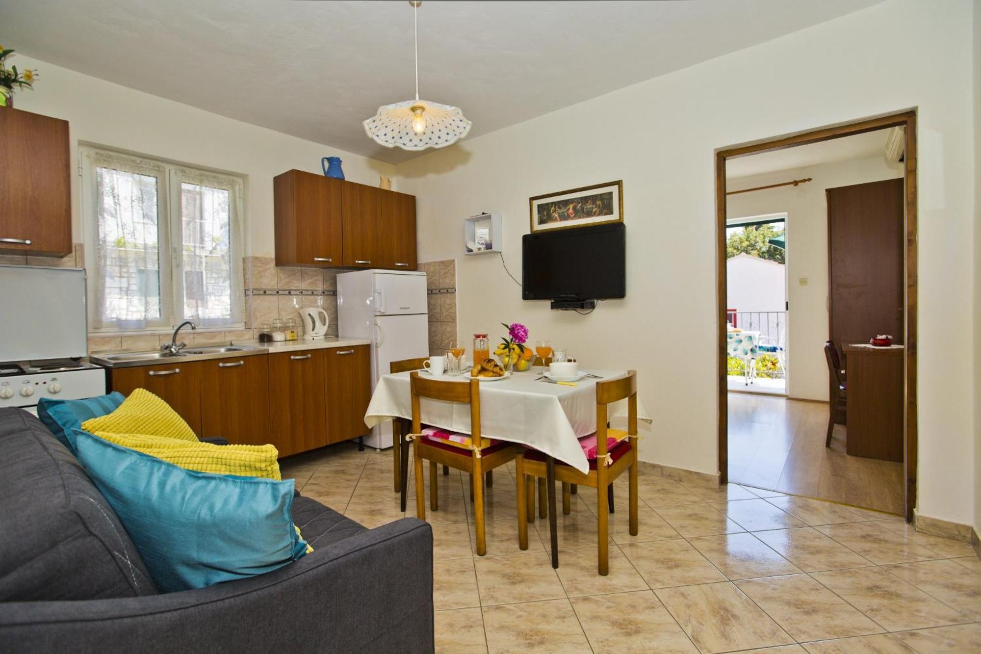 Lina Vrankovic Apartments ฮวาร์ ภายนอก รูปภาพ